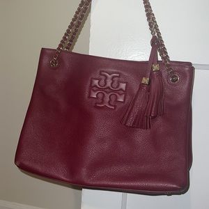 Tory Slouchy shoulder bag with gold chain. Fantastic condition